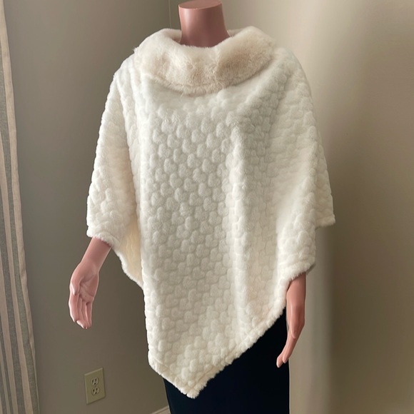 Faux fur cape in white - Picture 1 of 5